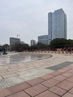 百家湖广场红色的门