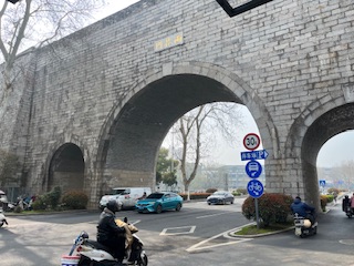 城门之下，无人回头」