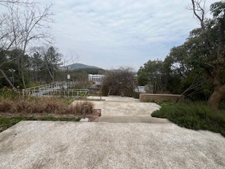 在汤山猿人洞门口，有人留下了一段“远古线索”