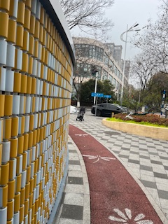 这面墙，有一块是假的